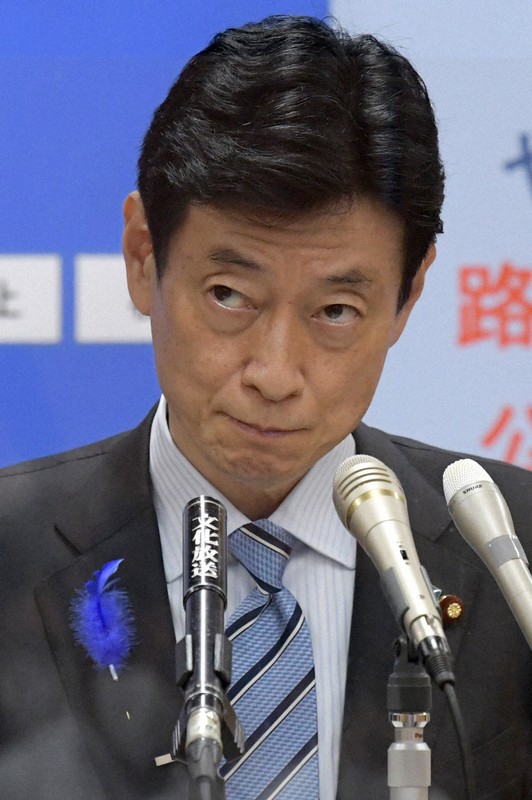 自らの発言について記者団の質問に答える西村康稔経済再生担当相=東京都千代田区で2021年7月13日午前11時56分、竹内幹撮影