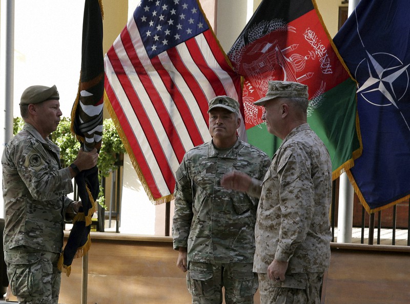 アフガニスタン駐留米軍の指揮権をミラー氏(左)から移譲されるマッケンジー中央軍司令官(右)=アフガニスタンの首都カブールで2021年7月12日、AP