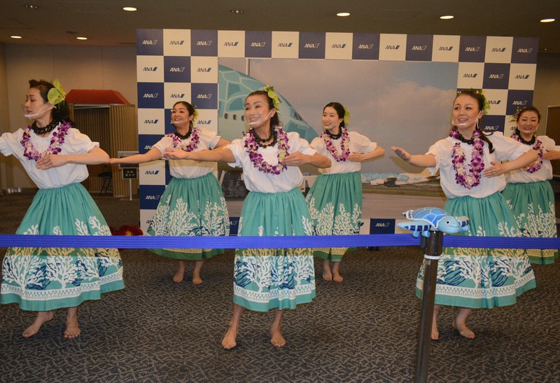 アロハ 成田空港でcaらが感謝のダンス 旅行気分高めて 毎日新聞