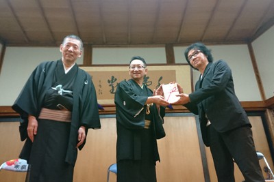 寄席支援のクラウドファンディングで集まった支援金の目録を新宿・末広亭の真山由光席亭（右）に手渡す、落語協会の柳亭市馬会長（左）と落語芸術協会の春風亭昇太会長（中央）＝東京都新宿区の新宿末広亭で2021年7月13日午前10時9分、油井雅和撮影