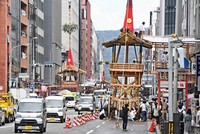 From right, the "tsuki hoko," "naginata hoko," and "kanko boko" floats are seen in Shijo-dori street in the city of Kyoto's Shimogyo Ward, on July 12, 2021, for the first time in two years. (Mainichi/Kazuki Yamazaki) 