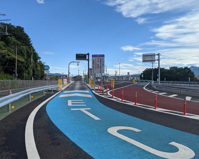 16日から大型車も利用できるようになる駒寄スマートインターチェンジ=群馬県吉岡町大久保で2021年7月10日、増田勝彦撮影