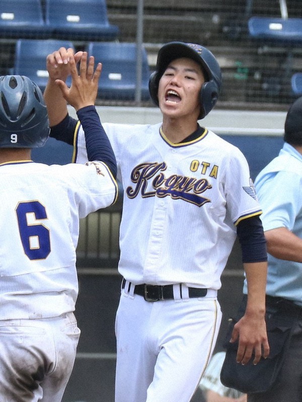 【太田工-高崎工】十一回表太田工2死満塁、飯塚隼麻の2点適時打で生還し、喜ぶ二走・長谷川知輝(中央)=前橋市の上毛新聞敷島球場で2021年7月13日、妹尾直道撮影