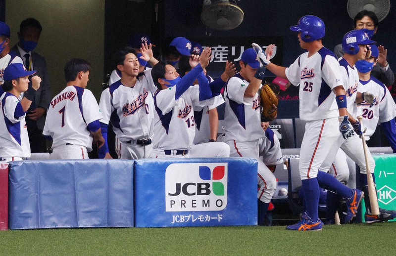 【NTT東日本-三菱重工East】八回表NTT東日本2死二塁、中村の右前打で1点返し、盛り上がるNTT東日本ベンチ=京セラドーム大阪で2021年7月13日、猪飼健史撮影