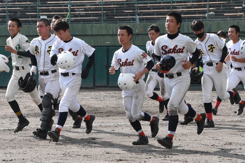 サヨナラ勝ちを収め、スタンドの応援団にあいさつに向かう合同チームの選手たち=鳥取県米子市のどらやきドラマチックパーク米子市民球場で、野原寛史撮影