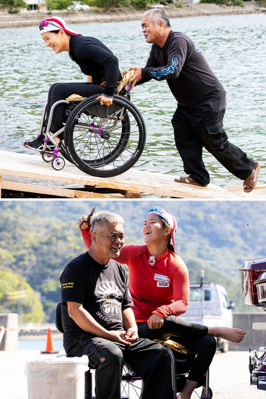 <上>水上まで車いすでもアクセスしやすいようにと、村人が手作りしたスロープを使用する瀬立選手<下>練習の合間にできた時間で村人たちへのお礼にと、髪のカットを行う瀬立選手=写真家・越智貴雄さん撮影