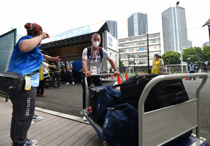 東京オリンピックの選手村が正式オープンし、大きな荷物を運び込む英国の関係者たち=東京都中央区で2021年7月13日午後3時41分、宮間俊樹撮影