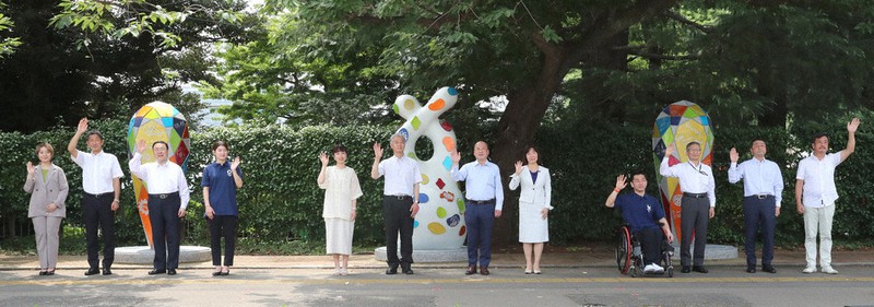 聖徳記念絵画館前でお披露目された「東京2020 復興のモニュメント」=東京都新宿区で2021年7月13日午前10時45分(代表撮影)