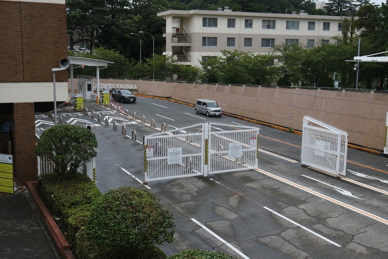 日本人警備員の労働時間変更を通知した米海軍横須賀基地=神奈川県横須賀市で2020年9月23日午後4時27分、高田奈実撮影