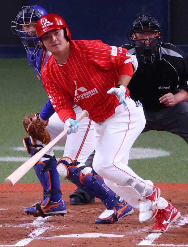 NTT東日本戦で、左前打を放った小柳卓也選手=京セラドーム大阪で2021年7月13日、猪飼健史撮影