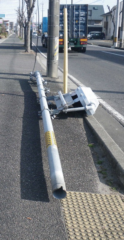 根元から腐食して2月に倒れた信号機=三重県警提供