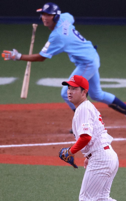 【大阪ガス-三菱重工East】五回表大阪ガス1死一、二塁、峰下(奥)に右中間適時二塁打を打たれ、打球の行方を見る三菱重工East先発の大野=京セラドーム大阪で2021年7月14日、猪飼健史撮影