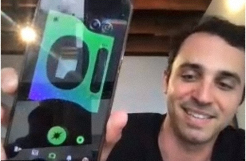 オンライン取材でスマートフォンアプリ「Dispo(ディスポ)」の撮影画面を見せる米ディスポ社のダニエル・リス最高経営責任者(CEO)=2021年6月