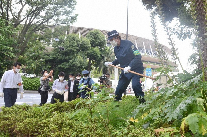 国立競技場周辺で不審物の有無を確認する警察官ら=東京都新宿区で、斎藤文太郎撮影