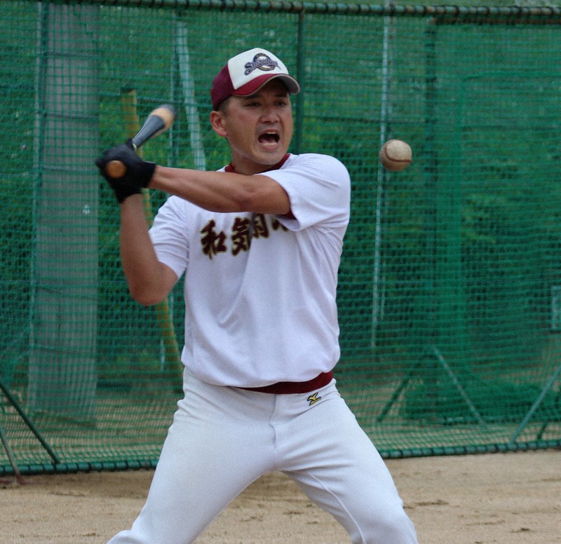 練習で気合満々にノックを放つ浮田圭一郎監督=岡山県和気町尺所の同校硬式野球部グラウンドで、堤浩一郎撮影