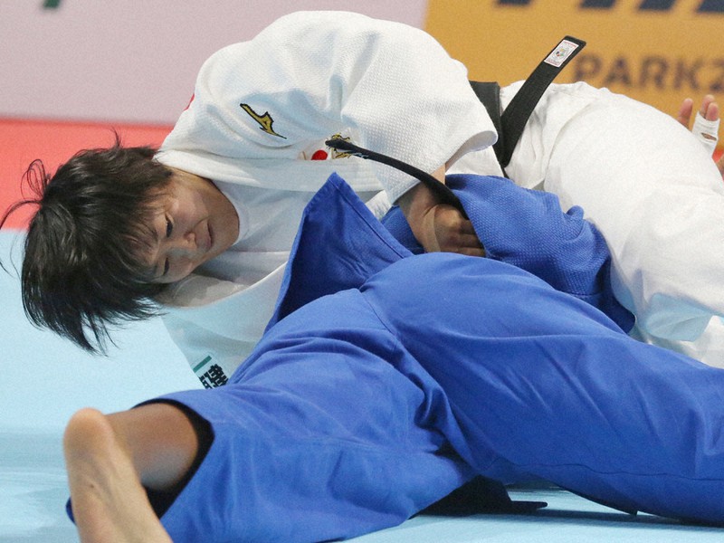 2019年世界選手権の男女混合団体、得意の寝技で優勝を決めた浜田尚里=喜屋武真之介撮影