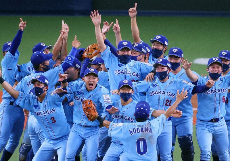 2大会連続優勝を決め、マウンドに集まって喜ぶ大阪ガスの選手たち=京セラドーム大阪で2021年7月14日、猪飼健史撮影