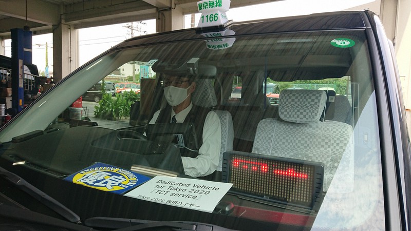 大会関係者送迎のための車両であることを表示したタクシー=東京都江東区で2021年7月13日、中津川甫撮影