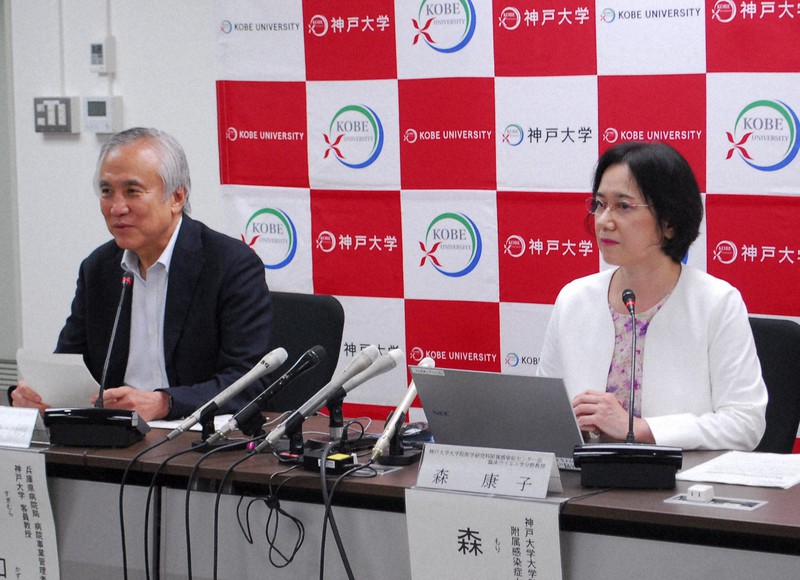 新型コロナウイルス感染者が保有する抗体が各種変異株にも有効とする解析結果を発表する研究グループ=神戸市中央区の神戸大で2021年7月13日午後2時10分、近藤諭撮影