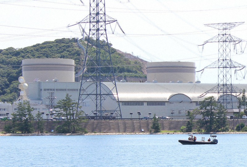 廃炉になった美浜原発1号機(左)と2号機。周辺で後継機の用地についての調査が行われたことがあった=福井県美浜町丹生で2021年6月23日午後2時7分、大島秀利撮影
