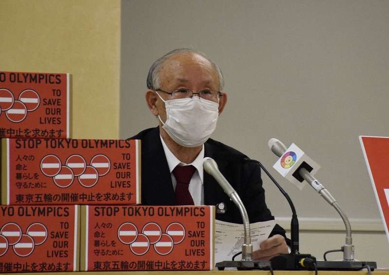 署名が入った箱を前に、東京五輪・パラリンピックの開催中止を訴える宇都宮健児氏=東京都庁で2021年7月15日午前11時ごろ、斎川瞳撮影