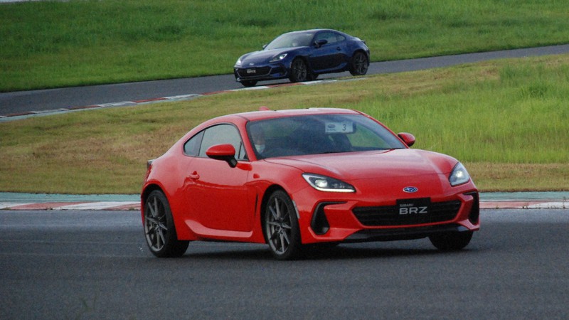 発売前のトヨタGR86とスバルBRZの走りを比較することができたメディア向け試乗会=千葉県の袖ケ浦フォレストレースウェイで2021年7月13日、川口雅浩撮影