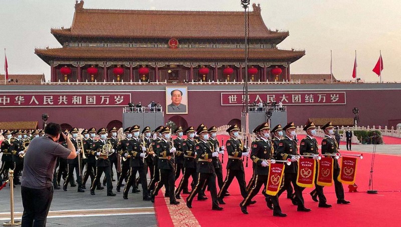 中国共産党創設100年を記念する祝賀大会の開始前、会場入りする音楽隊=北京市の天安門広場で2021年7月1日、小倉祥徳撮影