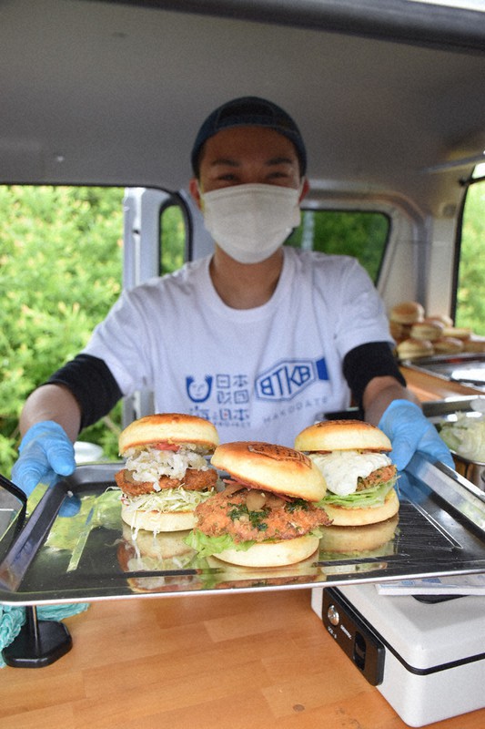 漁獲量急増 ブリに熱視線 函館発 道の食文化変える ご当地バーガーに行列 缶詰も 北海道 毎日新聞 漁獲量急増 ブリに熱視線 函館発 道の食文化変える ご当地バーガーに行列 缶詰も 北海道 毎日新聞