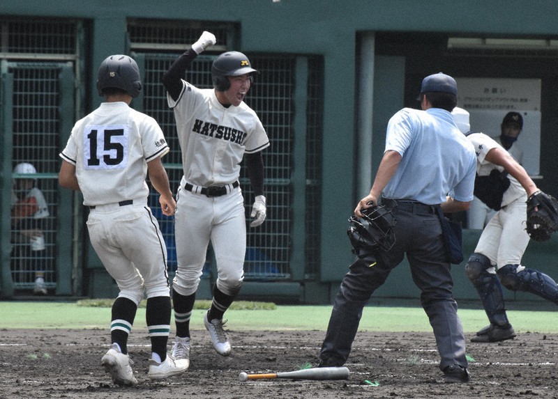 【松本第一-松商学園】松商学園四回裏2死二塁、宮下の中前適時打で渡辺創が2点目のホームを踏みガッツポーズ=長野県松本市野球場で