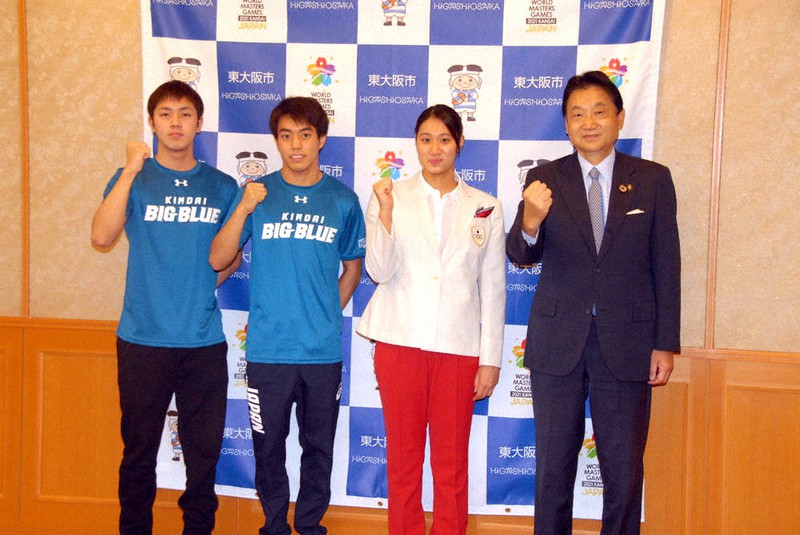 本番に向けて意気込みを見せる(左から)南井瑛翔、西田玲雄、難波実夢各選手と野田義和・東大阪市長=同市役所で、上野宏人撮影