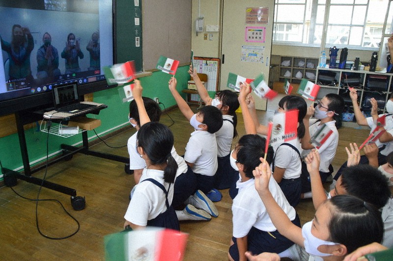 メキシコの小旗を振って激励する児童=広島県尾道市立久保小で、渕脇直樹撮影