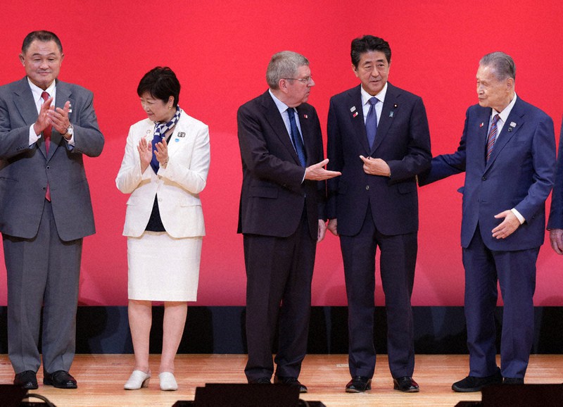 2020年の東京五輪開幕まで1年となり開かれた記念イベント。フォトセッションに臨んだ(右から)東京五輪・パラリンピック組織委員会会長の森喜朗元首相、安倍晋三首相、国際オリンピック委員会のバッハ会長、小池百合子都知事、日本オリンピック委員会の山下泰裕会長(肩書きは当時)=東京都千代田区で2019年7月24日、尾籠章裕撮影