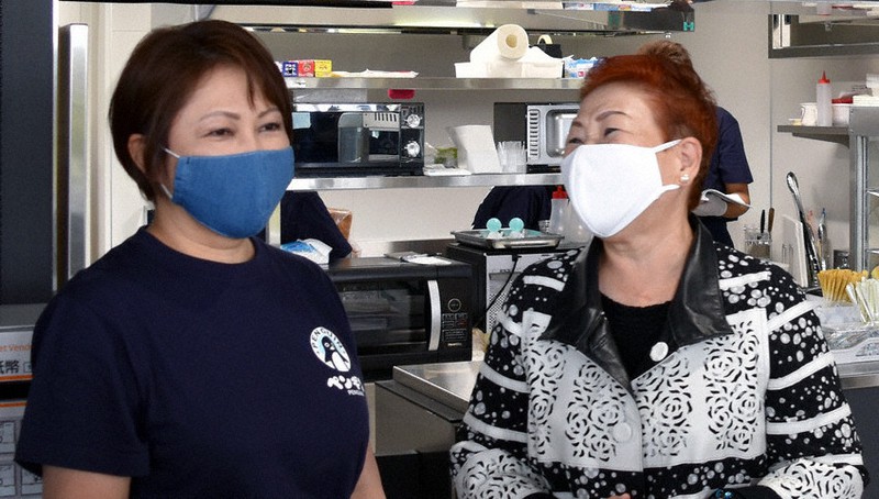 ファストフード店「ペンギン」を営むマネジャーの山本敦子さん(左)と、母の吉田岑子さん=福島県双葉町中野の町産業交流センターで2020年10月、柿沼秀行撮影