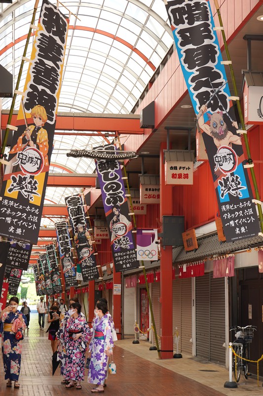 鬼滅の刃 浅草 始まる 街中に陣旗 名店とのコラボ商品も 写真特集1 11 毎日新聞