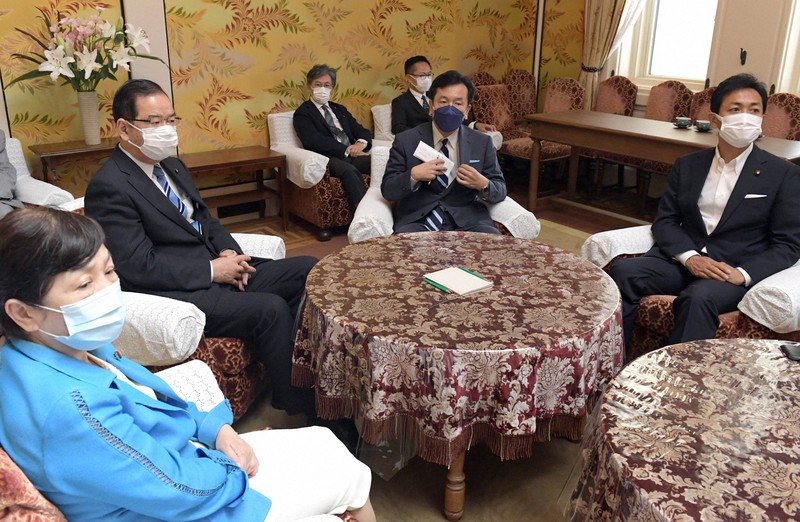 会談を終え、記者団の質問に答える(右から)国民民主党の玉木雄一郎代表、立憲民主党の枝野幸男代表、共産党の志位和夫委員長、社民党の福島瑞穂党首=国会内で2021年7月16日午前9時42分、竹内幹撮影
