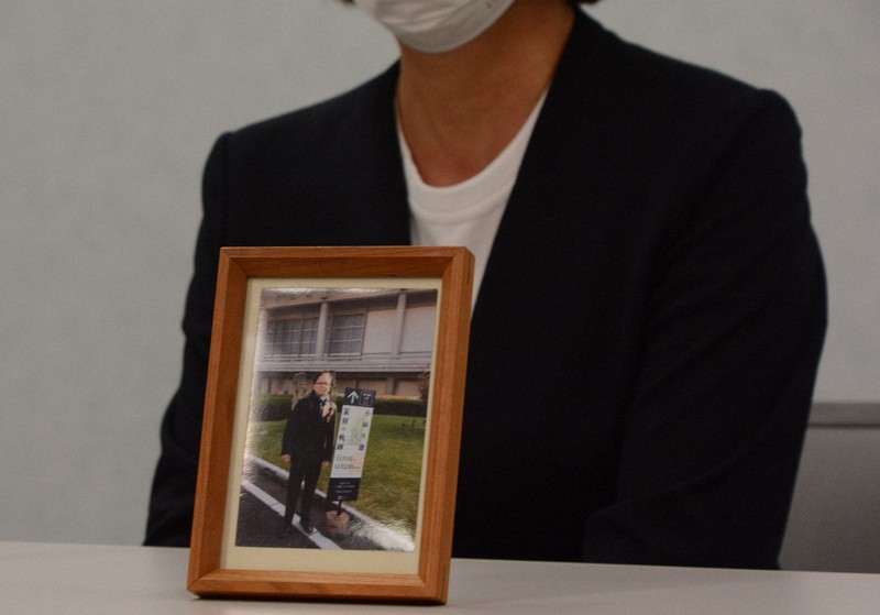 赤木俊夫さんの遺影を持参し、記者会見に臨む妻雅子さん=大阪市北区で2021年7月16日午後3時58分、山本康介撮影