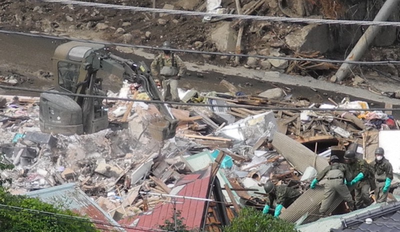 捜索活動などに重機が投入され始めた=静岡県熱海市で2021年7月16日午後2時6分、野呂賢治撮影