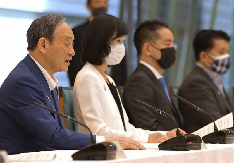 東京オリンピック・パラリンピック推進本部の会合で発言する菅義偉首相(左端)。左から2人目は丸川珠代五輪担当相=首相官邸で2021年7月16日午前10時26分、竹内幹撮影
