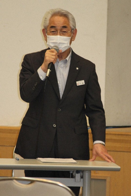 住民説明会の開催にあたりあいさつする片岡春雄町長=北海道寿都町開進町で2021年7月16日午後6時35分、源馬のぞみ撮影