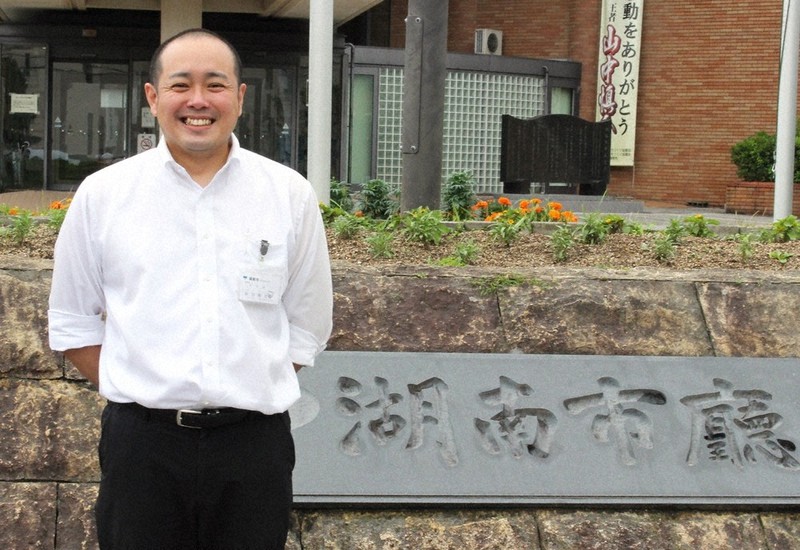 湖南市市民課の堀田剛史さん=湖南市役所前で2021年7月1日午前9時5分、庭田学撮影