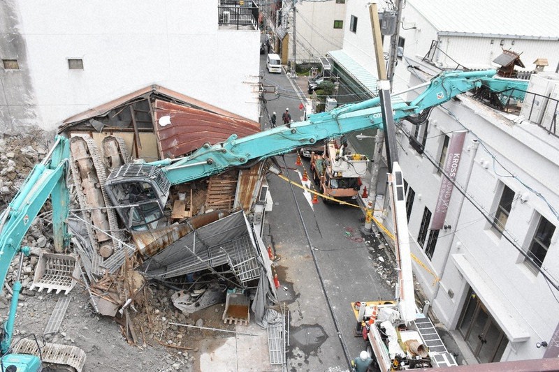 ビル解体現場 重機が倒れる 大阪 中央区 大阪 毎日新聞