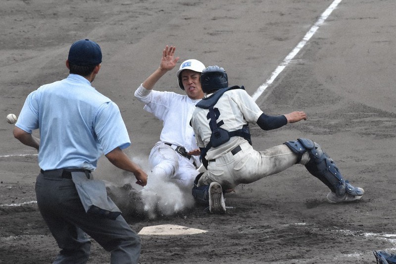 【萩-宇部】八回裏宇部1死満塁、楠の適時打などで大野(中央)ら3人が生還し逆転