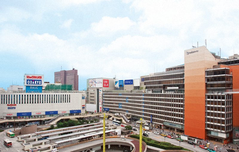 2022年9月末で営業を終える小田急百貨店新宿店本館(右)。左は新宿西口ハルク=小田急百貨店提供