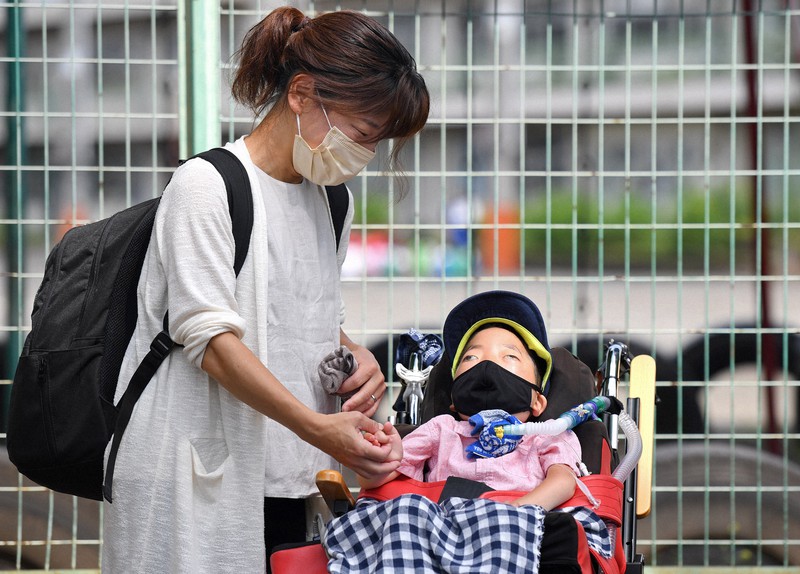 人工呼吸器と胃ろうをつけてバギーで登校した後、母綾乃さんと公園で過ごす佐野涼将さん(右)=相模原市中央区で2021年7月12日、前田梨里子撮影