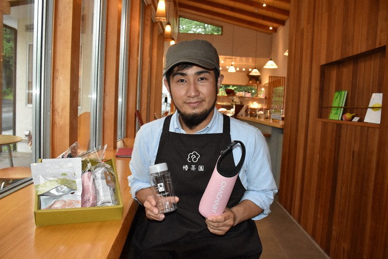 彩人用、「椿茶園」の市川恭之さん(29)=鈴鹿市山本町の「椿茶園」で、田中功一撮影