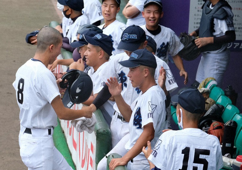 【京都工学院-東稜】三回裏東稜1死三塁、南の適時打で生還し、ベンチで祝福される永田(左)=京都市右京区のわかさスタジアム京都で、千金良航太郎撮影