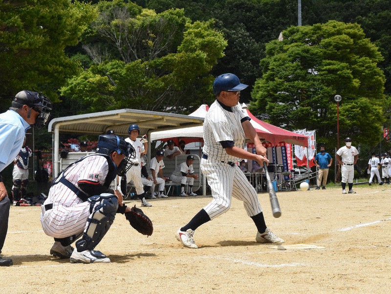 還暦野球で打席に立つ「高取オール古希」の選手=宇陀市で、廣瀬晃子撮影