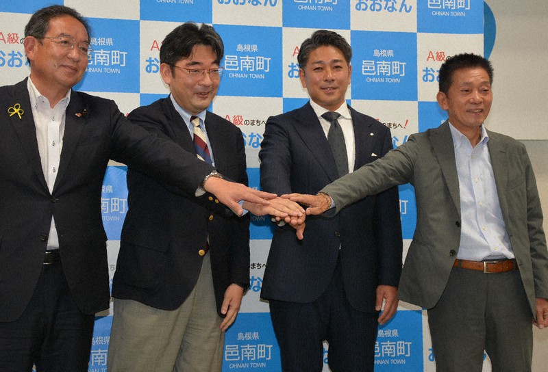 瑞穂ハイランドの運営を引き継ぐ「アオイテクノサービス」の塩本崇公社長(右から2人目)と、支援を誓う石橋良治町長(右端)ら=邑南町で、萱原健一撮影
