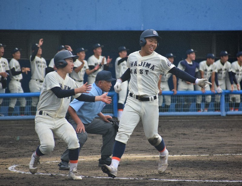 【川之石-宇和島東】三回裏宇和島東2死二、三塁、相手の失策の間に清水が生還し追加点=西条市ひうち球場で2021年7月17日午後2時55分、斉藤朋恵撮影