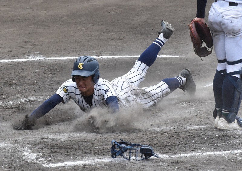 【佐賀北-鳥栖商】四回裏鳥栖商1死三塁、久保山褒のスクイズで三塁走者の藤田隼輔選手が生還